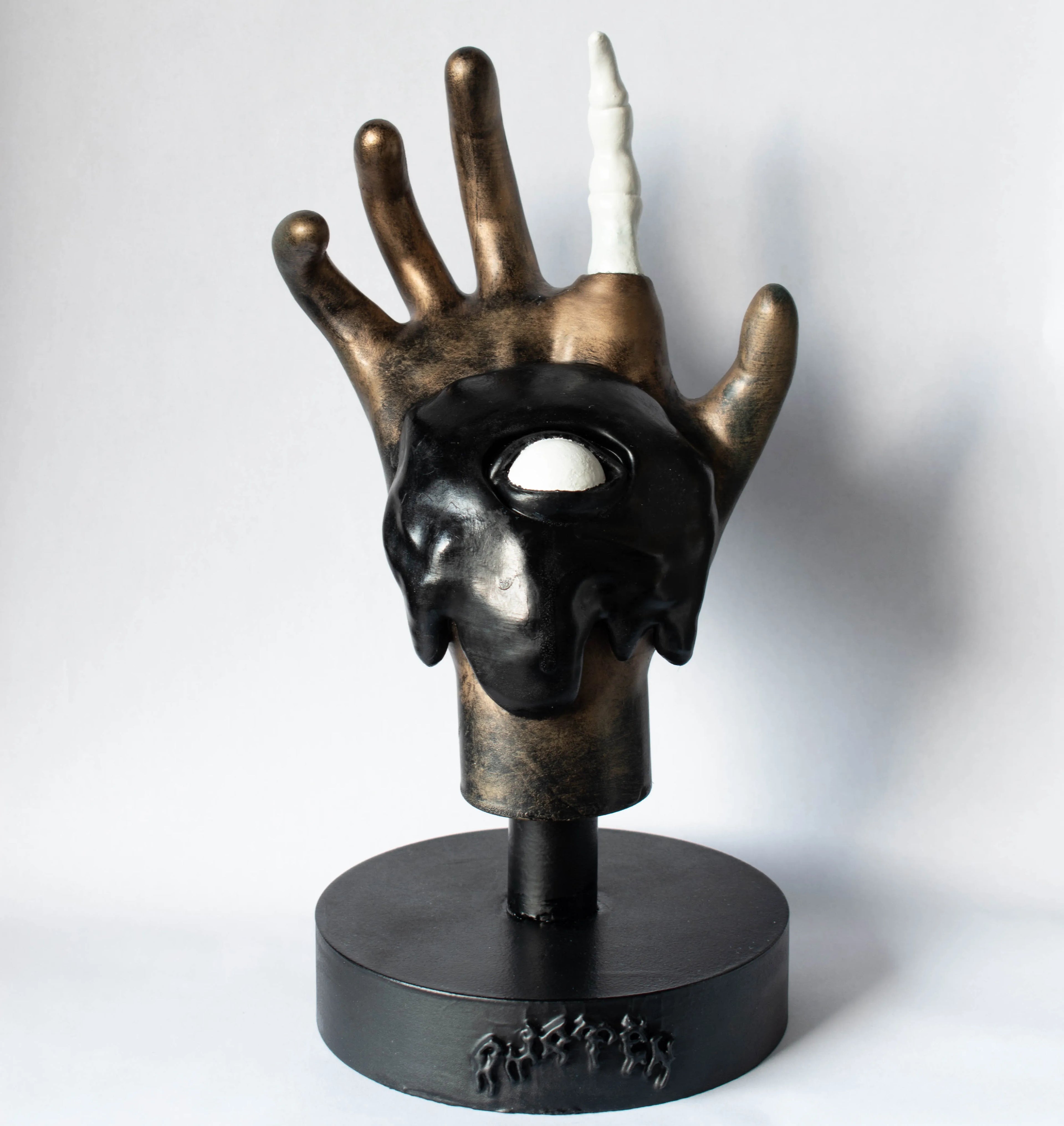 n°002 • Tavola • Golden Hand