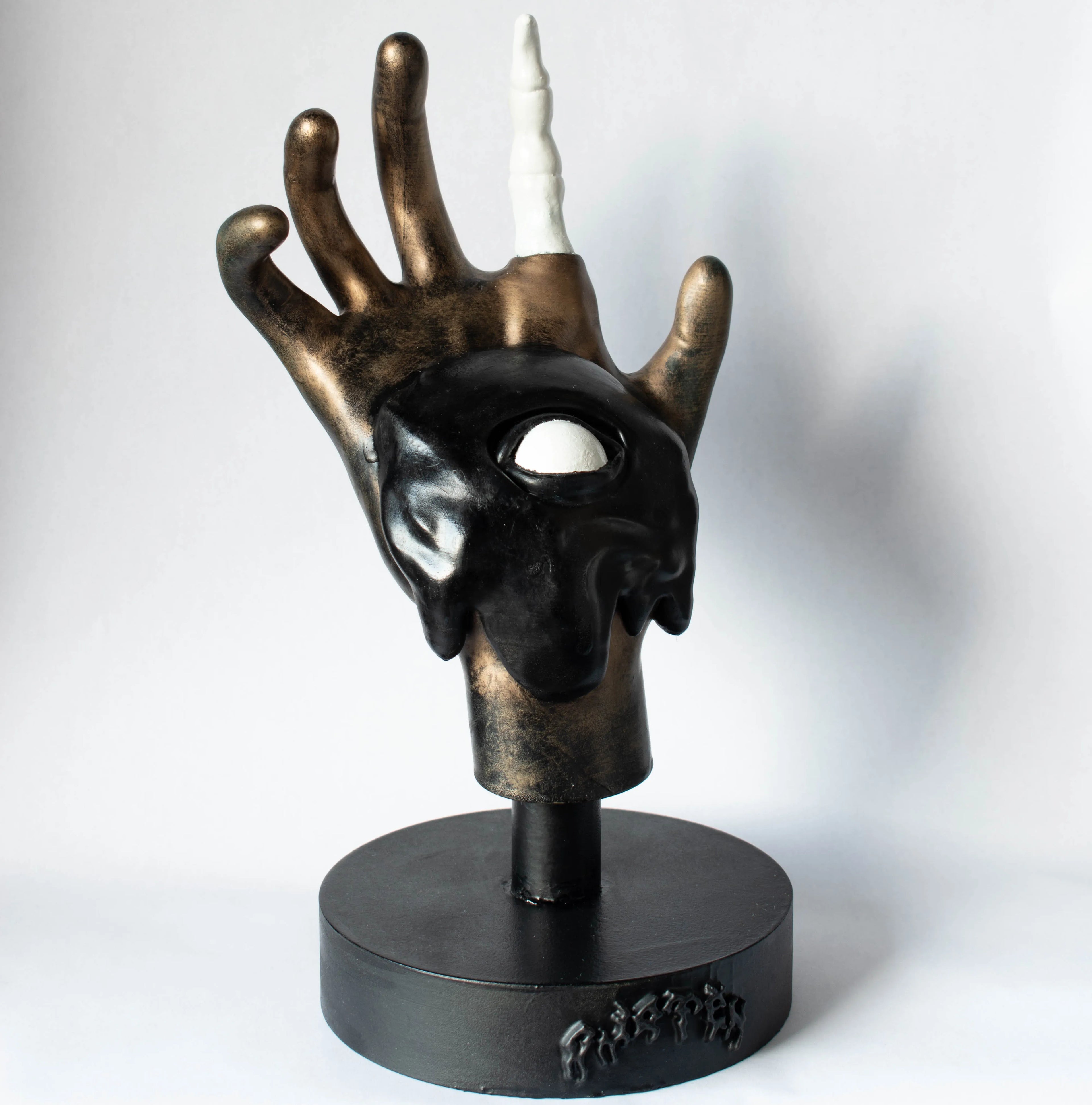 n°002 • Tavola • Golden Hand
