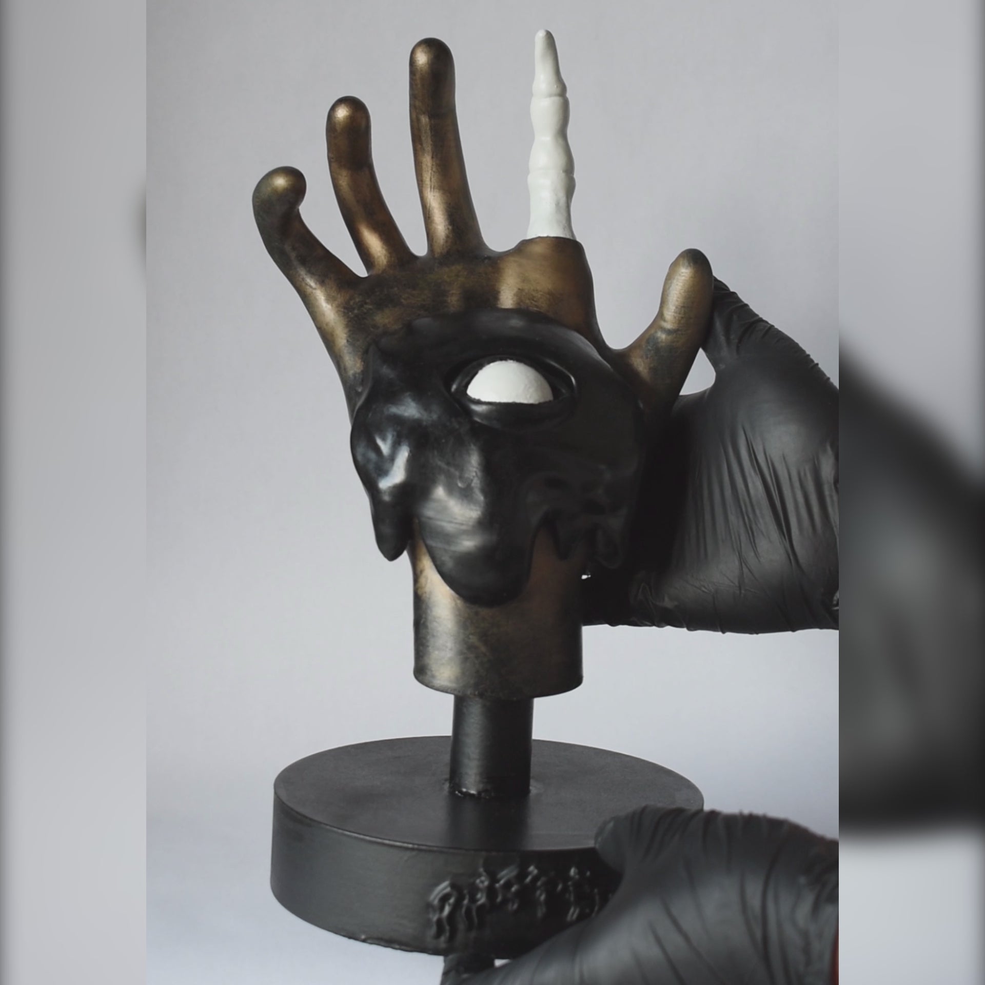 n°002 • Tavola • Golden Hand